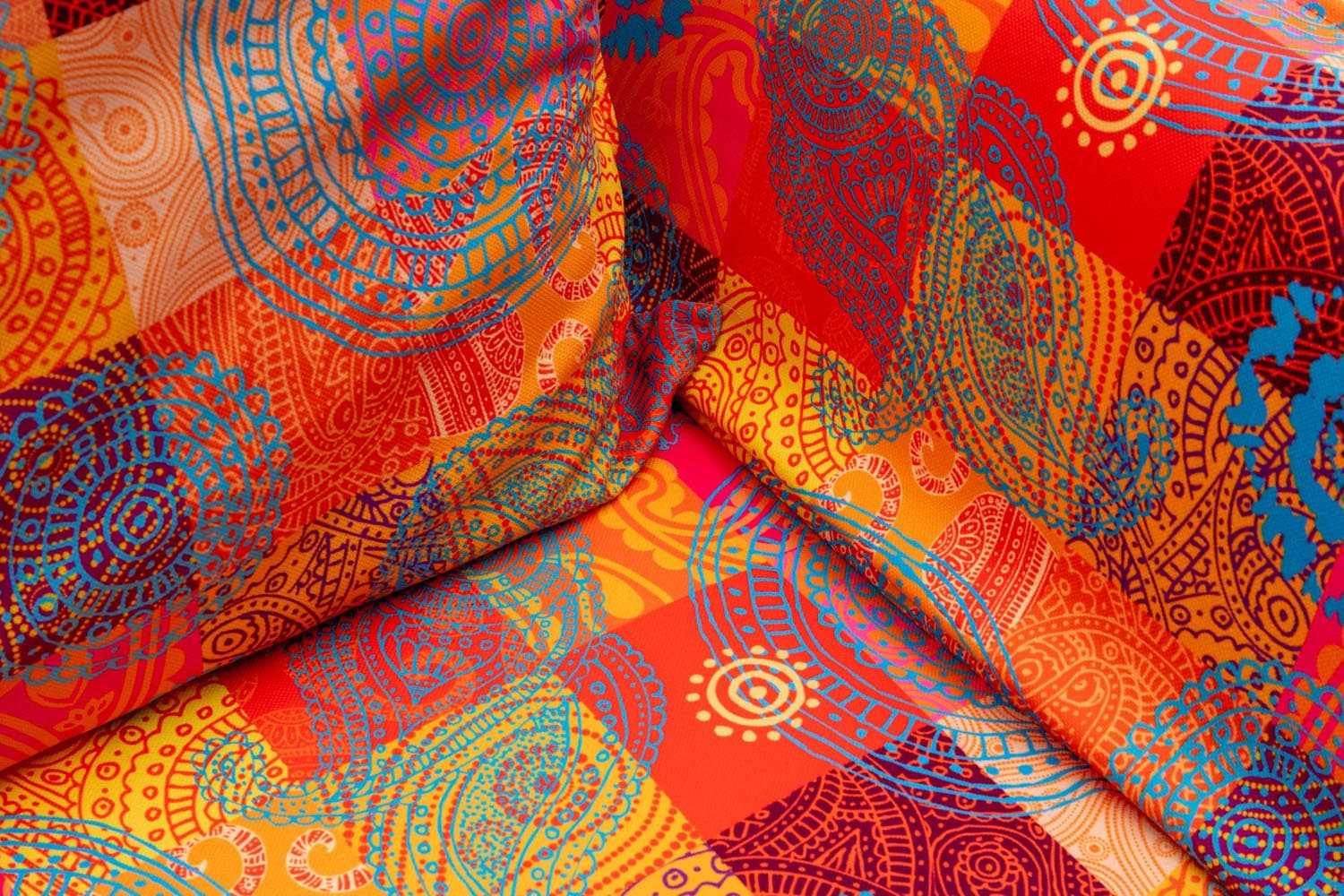 Chatto - Patchwork in Mehrfarbig präsentiert im Onlineshop von KAQTU Design AG. Bettsofa ist von Atelier Del Sofa