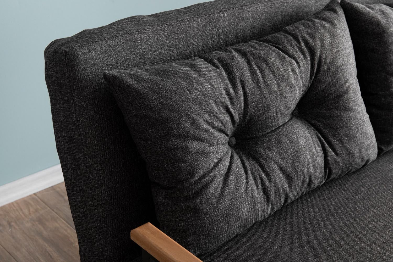 Sando 2-Seater - Dark Grey in Dunkelgrau präsentiert im Onlineshop von KAQTU Design AG. Bettsofa ist von Atelier Del Sofa
