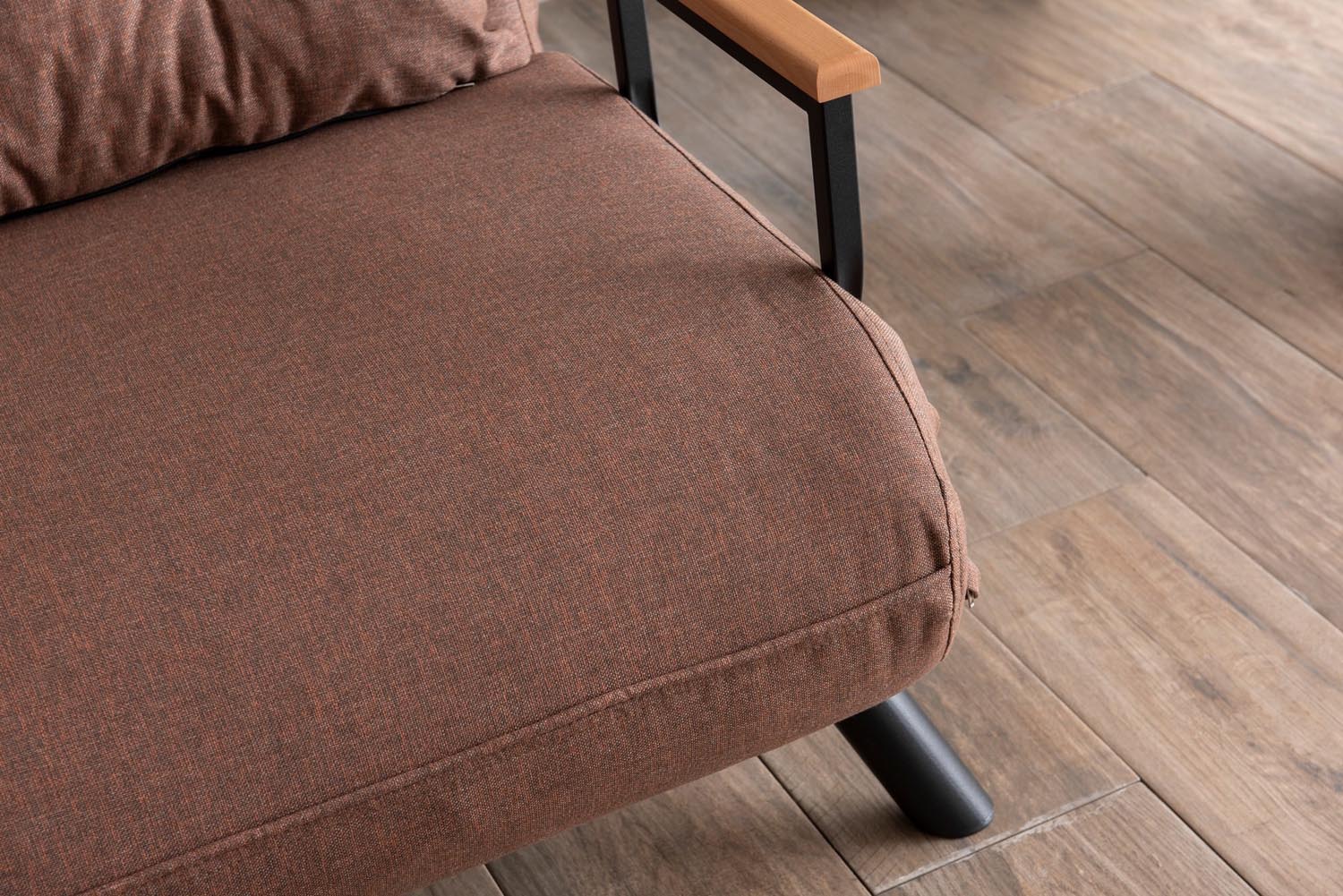 Sando 2-Seater - Light Brown in Hellbraun präsentiert im Onlineshop von KAQTU Design AG. Bettsofa ist von Atelier Del Sofa