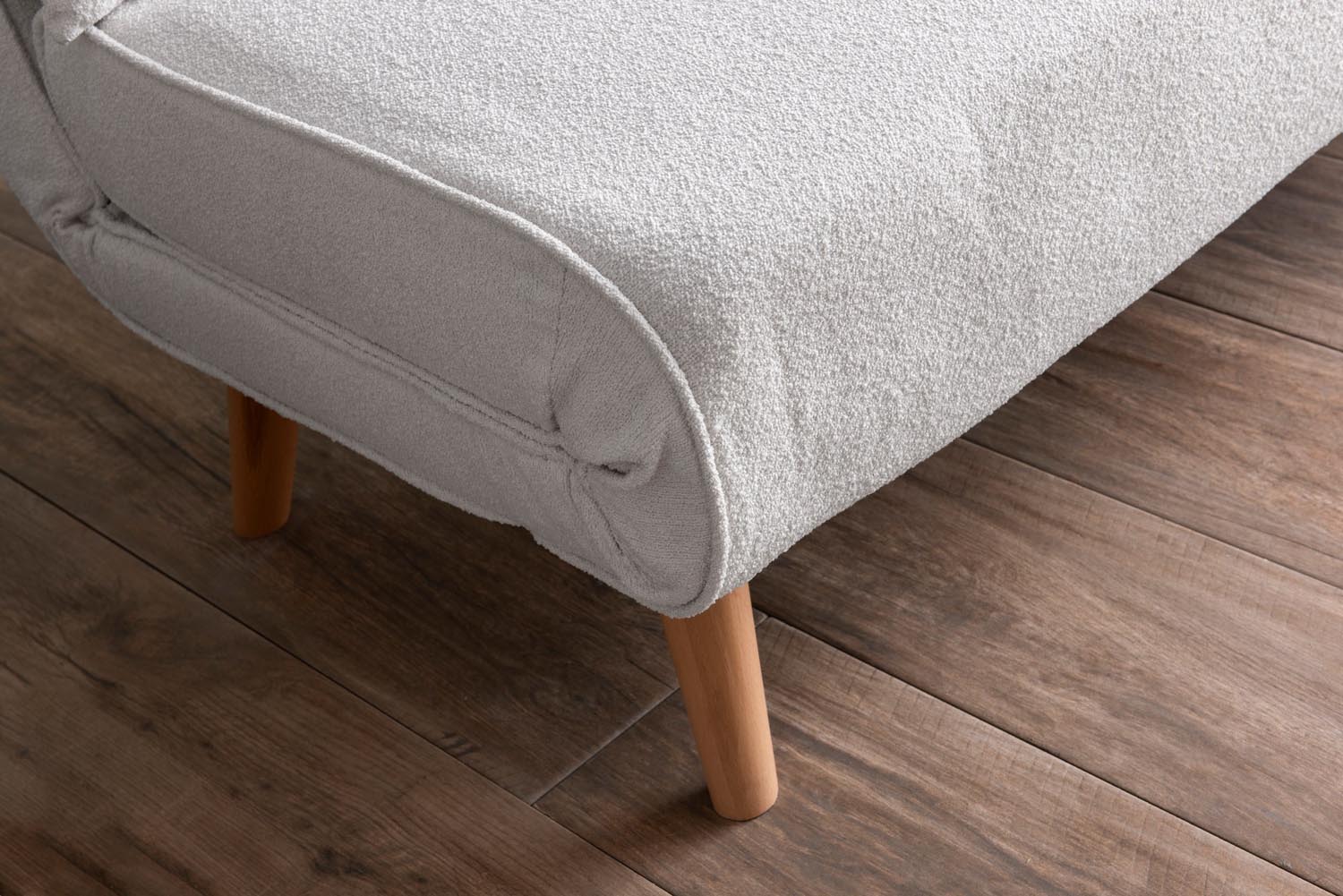 Folde 2-Seater - Teddy Fabric - White in Weiss präsentiert im Onlineshop von KAQTU Design AG. Bettsofa ist von Atelier Del Sofa