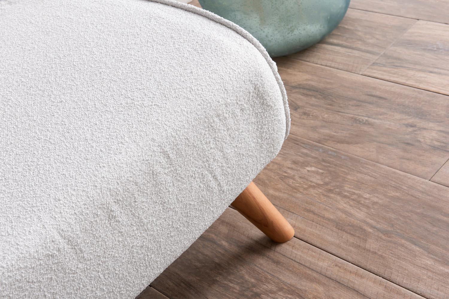 Folde 2-Seater - Teddy Fabric - White in Weiss präsentiert im Onlineshop von KAQTU Design AG. Bettsofa ist von Atelier Del Sofa