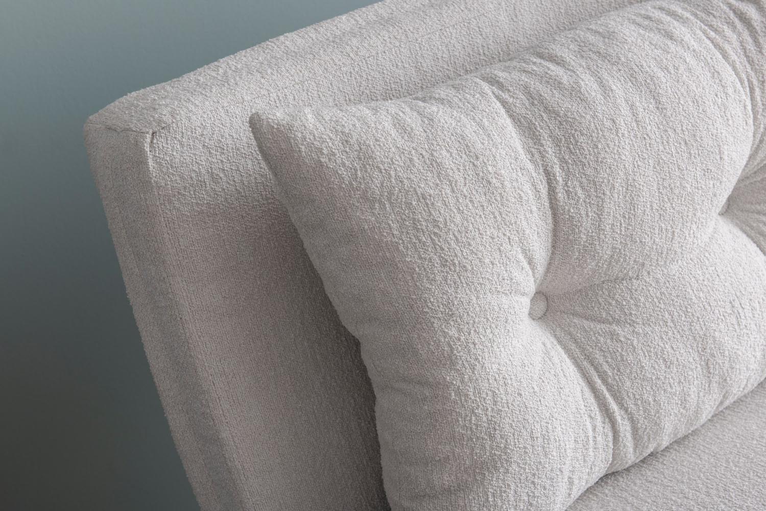 Sando 2-Seater - Teddy Fabric - White in Weiss präsentiert im Onlineshop von KAQTU Design AG. Bettsofa ist von Atelier Del Sofa
