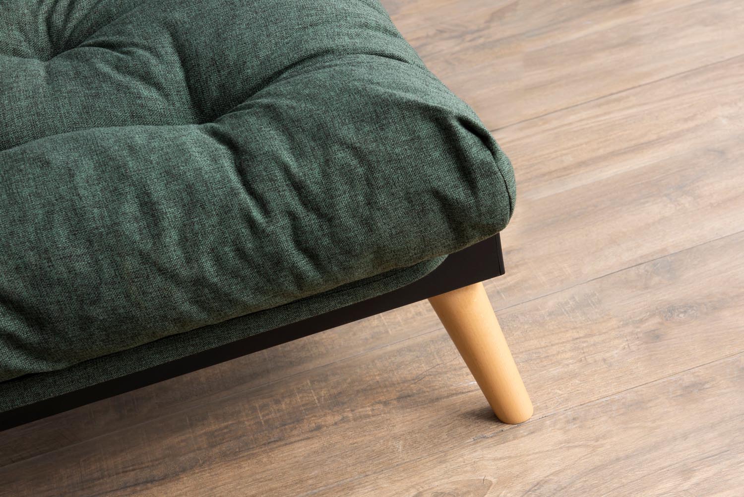 Saki - Green in Grün präsentiert im Onlineshop von KAQTU Design AG. Bettsofa ist von Atelier Del Sofa