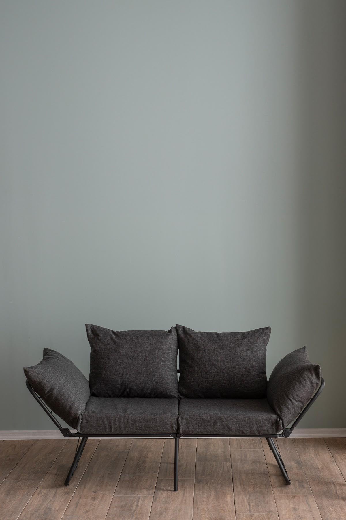 Viper 2-Seater - Dark Grey in Dunkelgrau präsentiert im Onlineshop von KAQTU Design AG. Bettsofa ist von Atelier Del Sofa