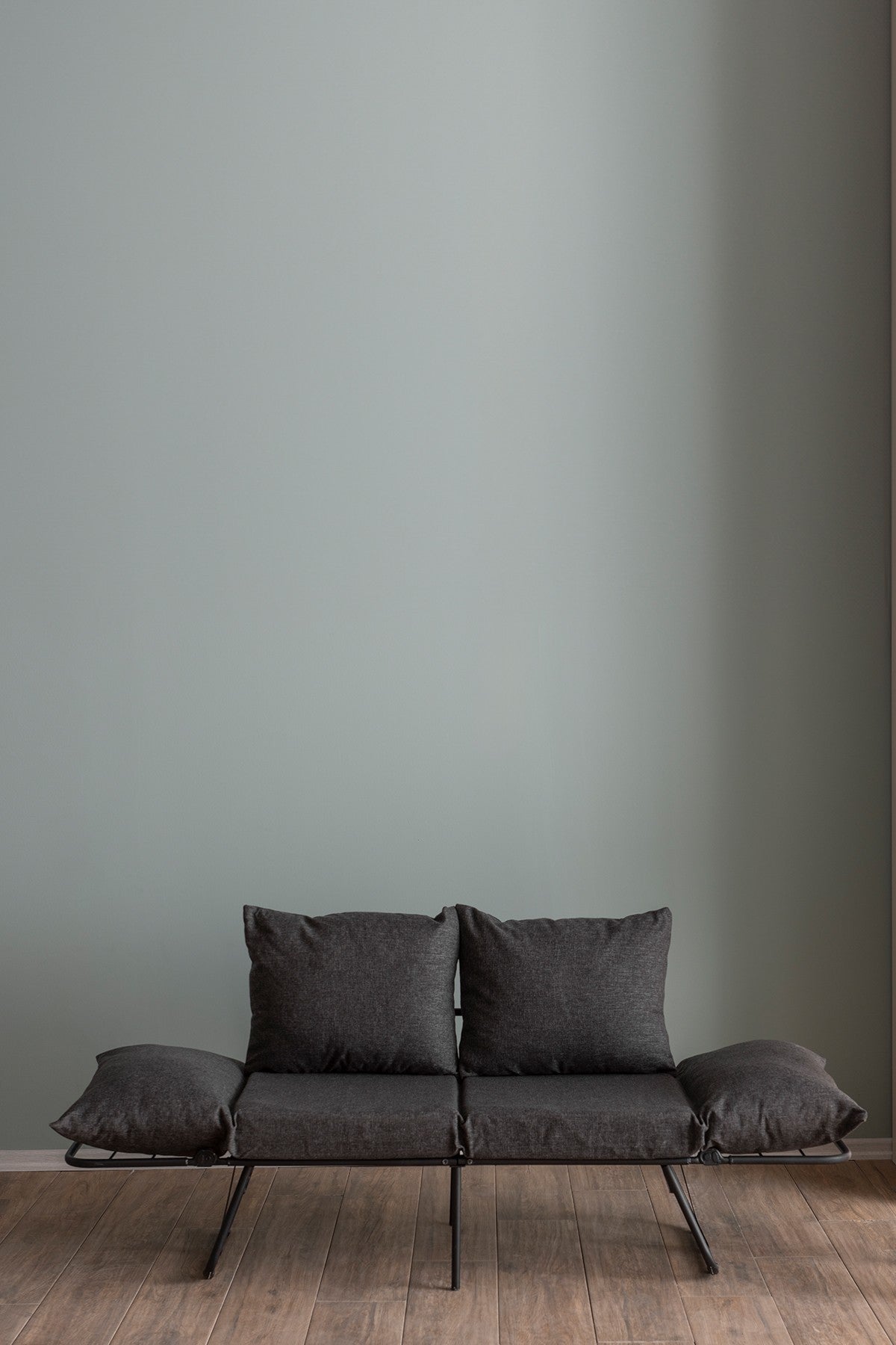 Viper 2-Seater - Dark Grey in Dunkelgrau präsentiert im Onlineshop von KAQTU Design AG. Bettsofa ist von Atelier Del Sofa