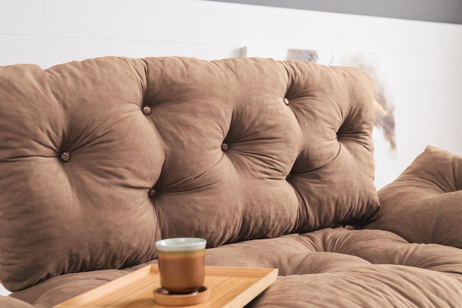 Nitta - Light Brown in Hellbraun präsentiert im Onlineshop von KAQTU Design AG. Bettsofa ist von Atelier Del Sofa