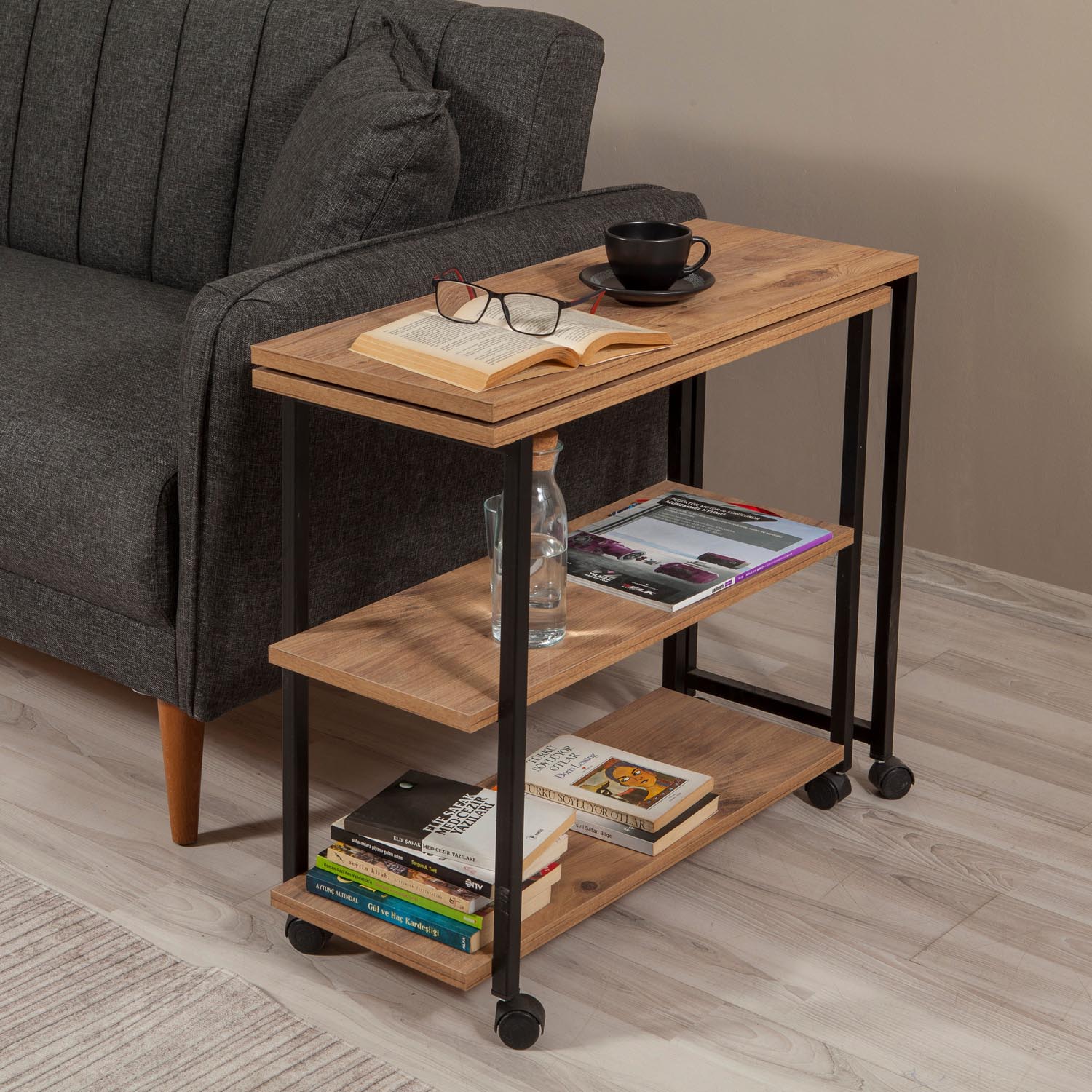 Melin in Atlantische Kiefer Schwarz präsentiert im Onlineshop von KAQTU Design AG. Beistelltisch ist von Hanah Home