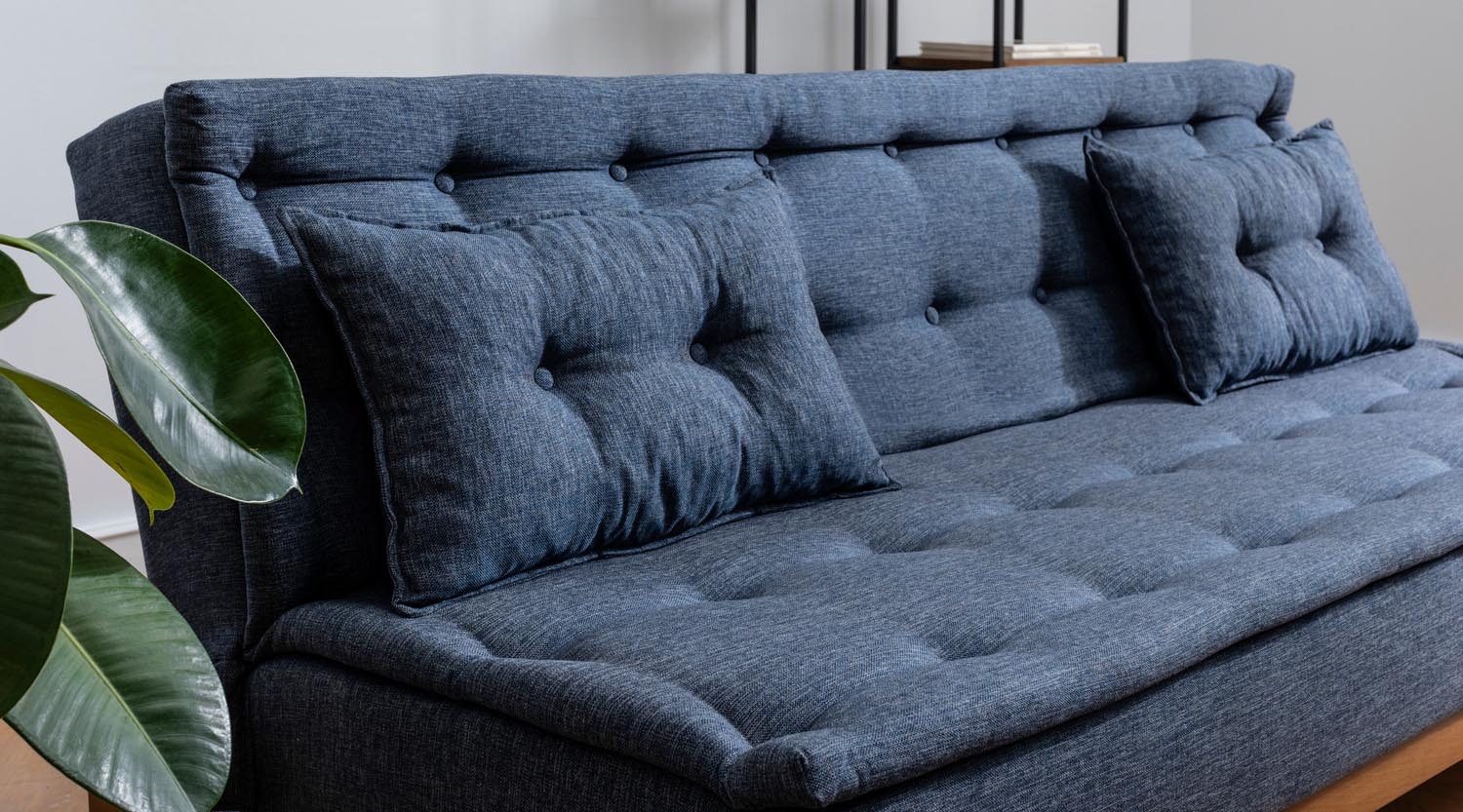 Fuoco - Dark Blue in Dunkelblau präsentiert im Onlineshop von KAQTU Design AG. Bettsofa ist von Atelier Del Sofa