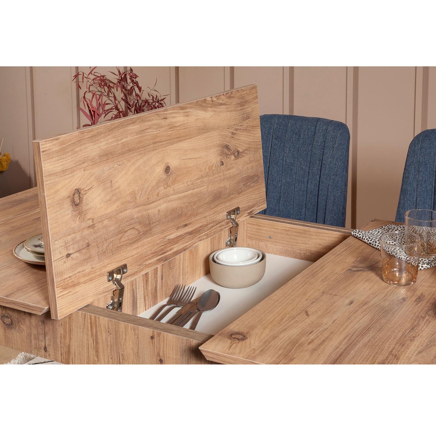 Vina Atlantic Dark Blue in Atlantische Kiefer Dunkelblau präsentiert im Onlineshop von KAQTU Design AG. Esstisch ist von Hanah Home