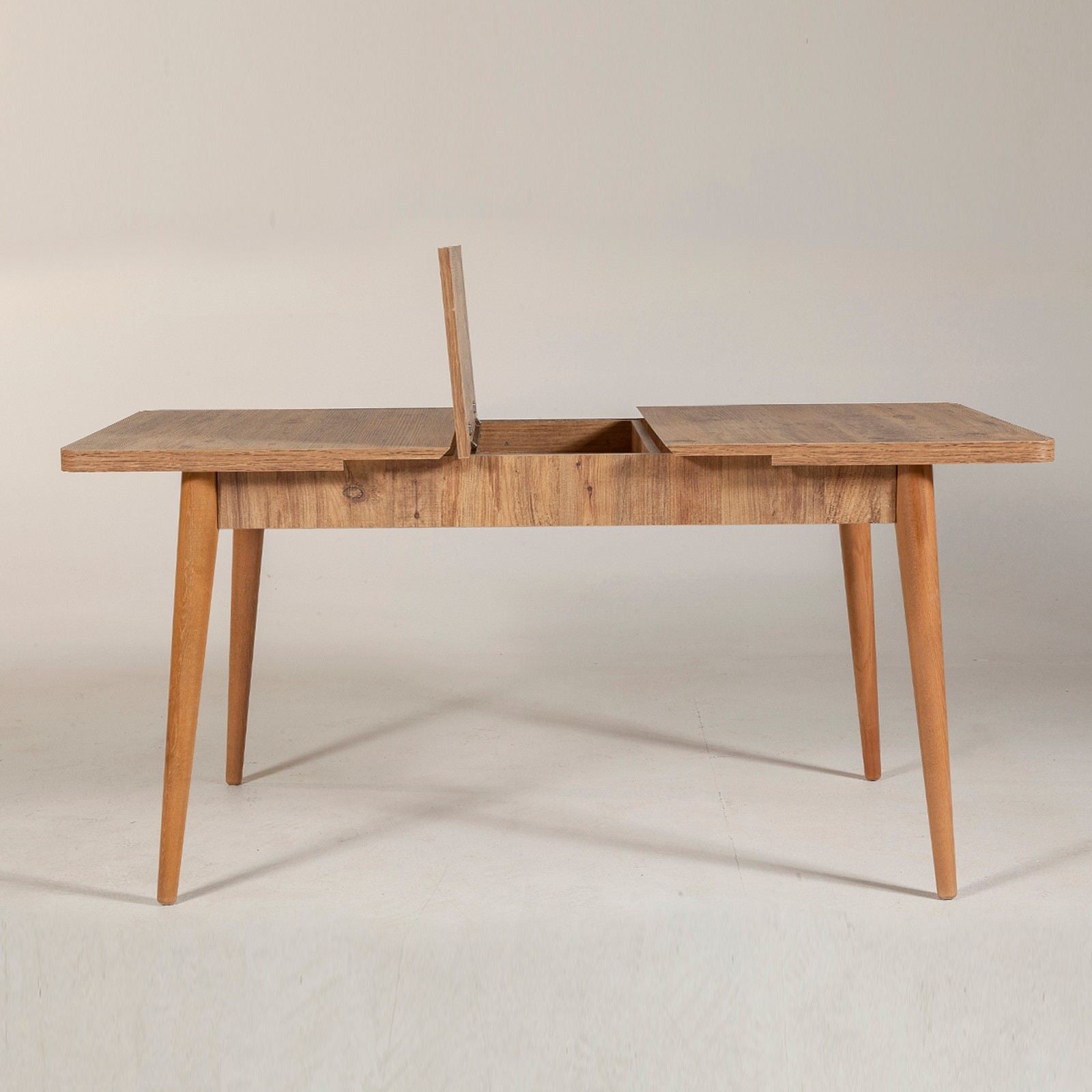 Vina - Atlantic in Atlantische Kiefer präsentiert im Onlineshop von KAQTU Design AG. Esstisch ist von Hanah Home