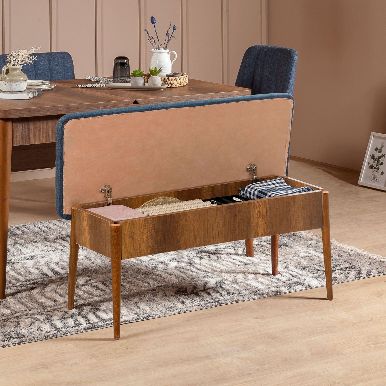 Vina Bench Dark Blue, Walnut in Walnuss Dunkelblau präsentiert im Onlineshop von KAQTU Design AG. Sitzbank ist von Hanah Home