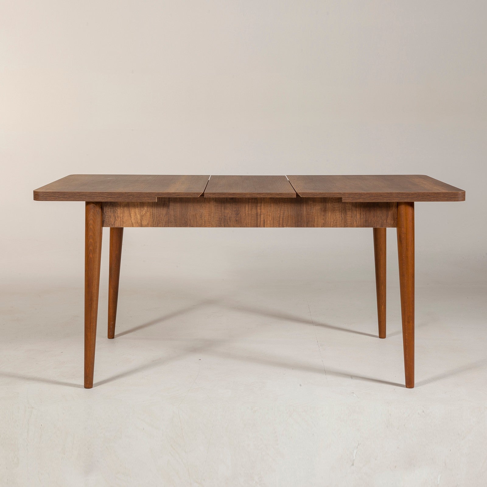 Vina - Walnut in Walnuss präsentiert im Onlineshop von KAQTU Design AG. Esstisch ist von Hanah Home