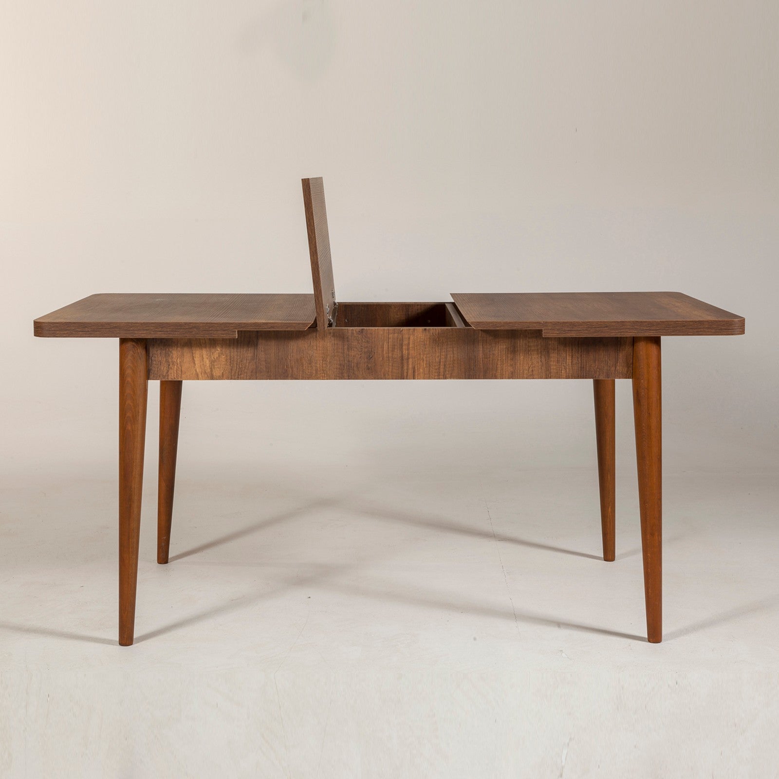 Vina - Walnut in Walnuss präsentiert im Onlineshop von KAQTU Design AG. Esstisch ist von Hanah Home