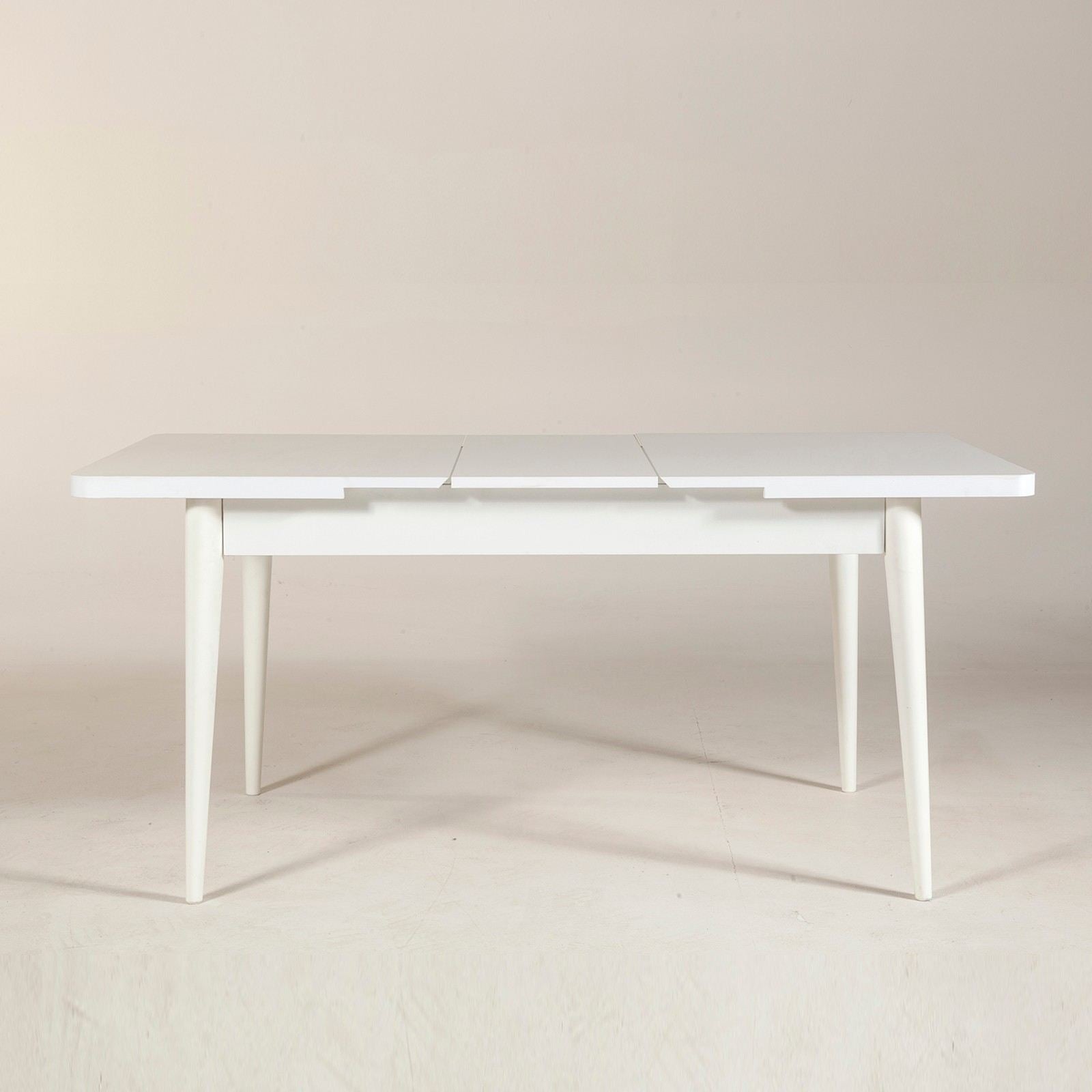 Vina - White in Weiss präsentiert im Onlineshop von KAQTU Design AG. Esstisch ist von Hanah Home