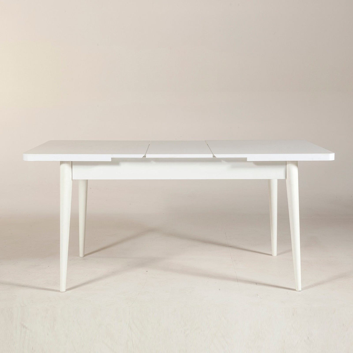 Vina Esstisch - Weiss in Weiss präsentiert im Onlineshop von KAQTU Design AG. Esstisch ist von Hanah Home