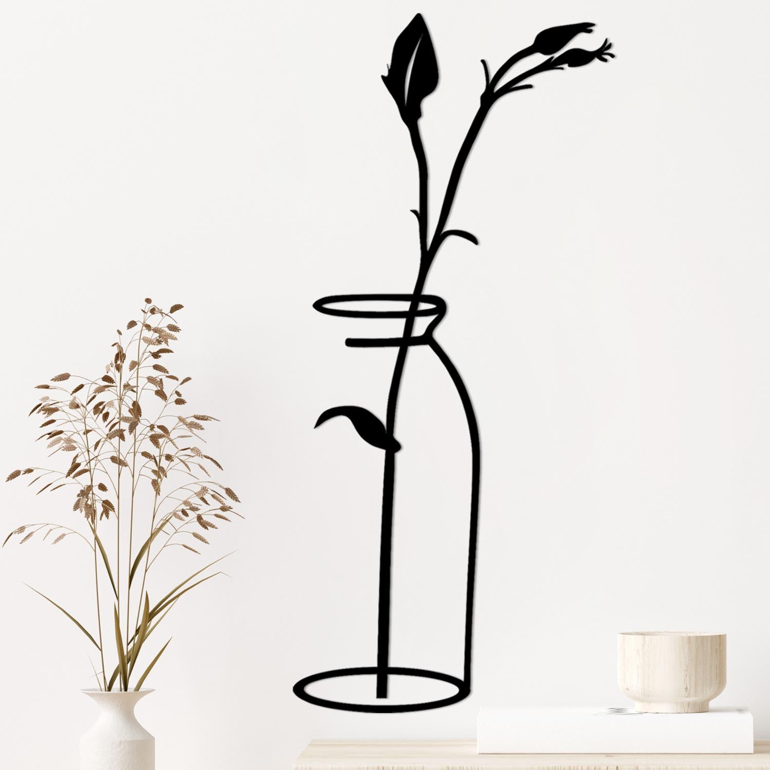 Flower In The Vase in Schwarz präsentiert im Onlineshop von KAQTU Design AG. Wanddeko ist von Wallity