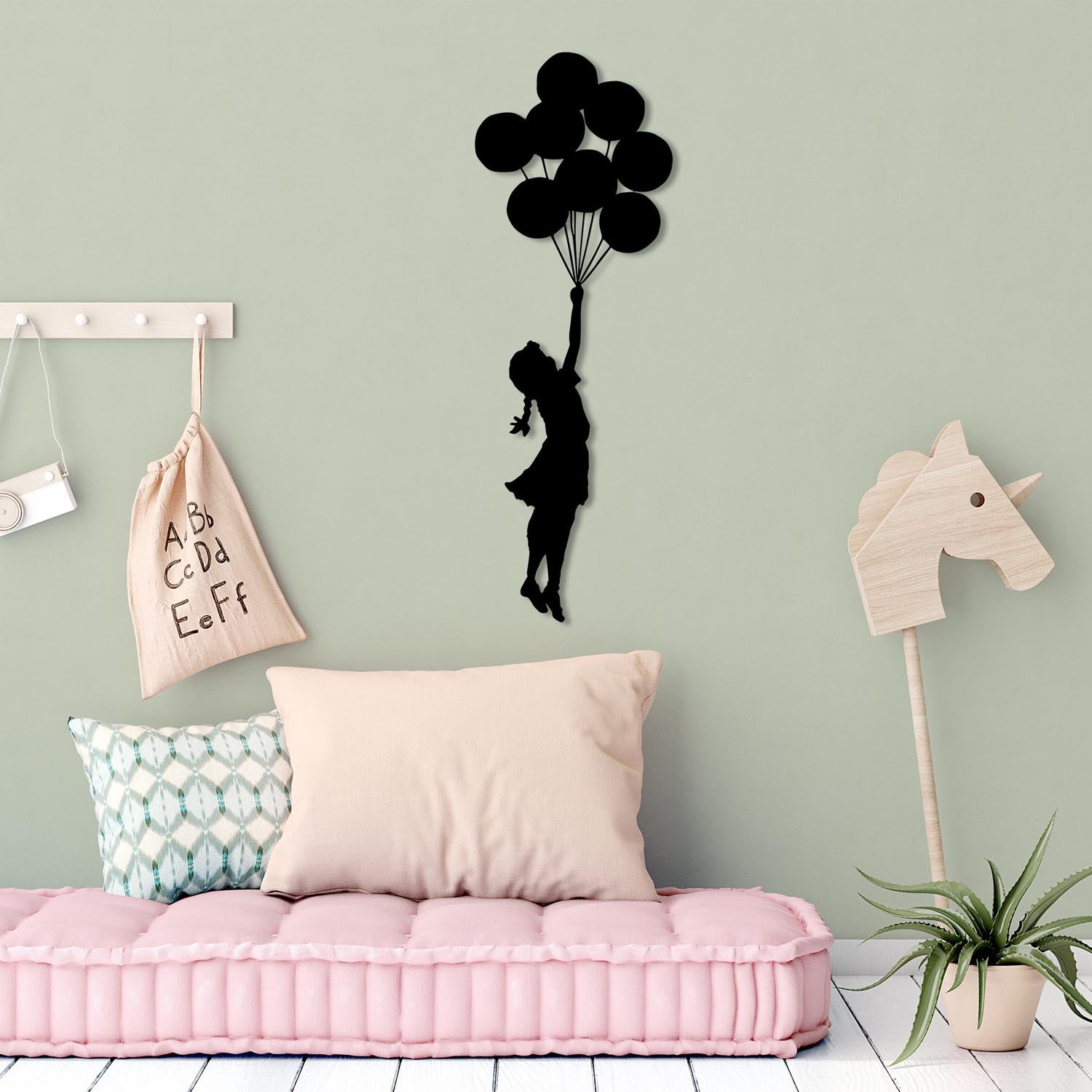 Banksy - 12 in Schwarz präsentiert im Onlineshop von KAQTU Design AG. Wanddeko ist von Wallity
