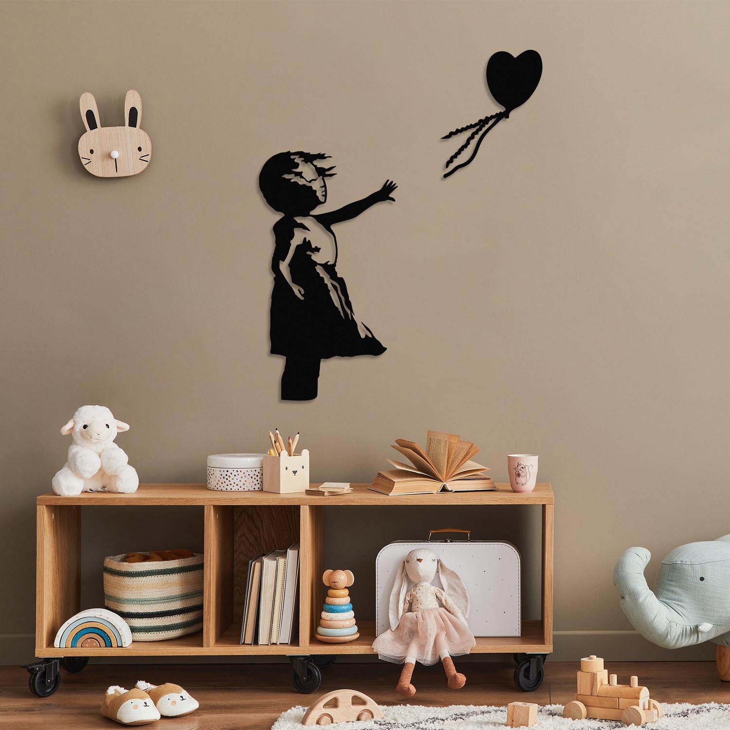Banksy - 14 in Schwarz präsentiert im Onlineshop von KAQTU Design AG. Wanddeko ist von Wallity