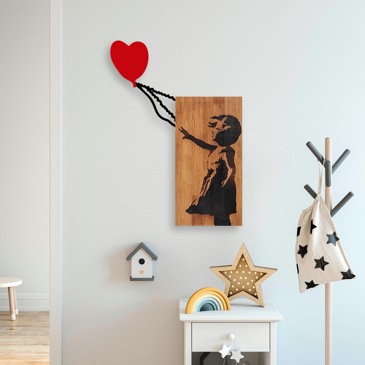 Banksy - 15 in Walnuss Schwarz präsentiert im Onlineshop von KAQTU Design AG. Wanddeko ist von Wallity