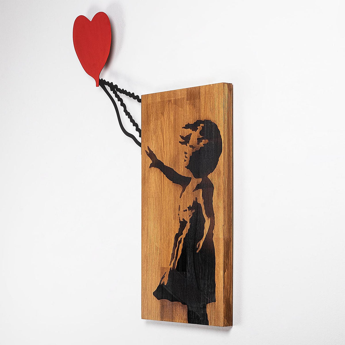 Banksy Wanddeko - Walnuss Schwarz in Walnuss Schwarz präsentiert im Onlineshop von KAQTU Design AG. Wanddeko ist von Wallity