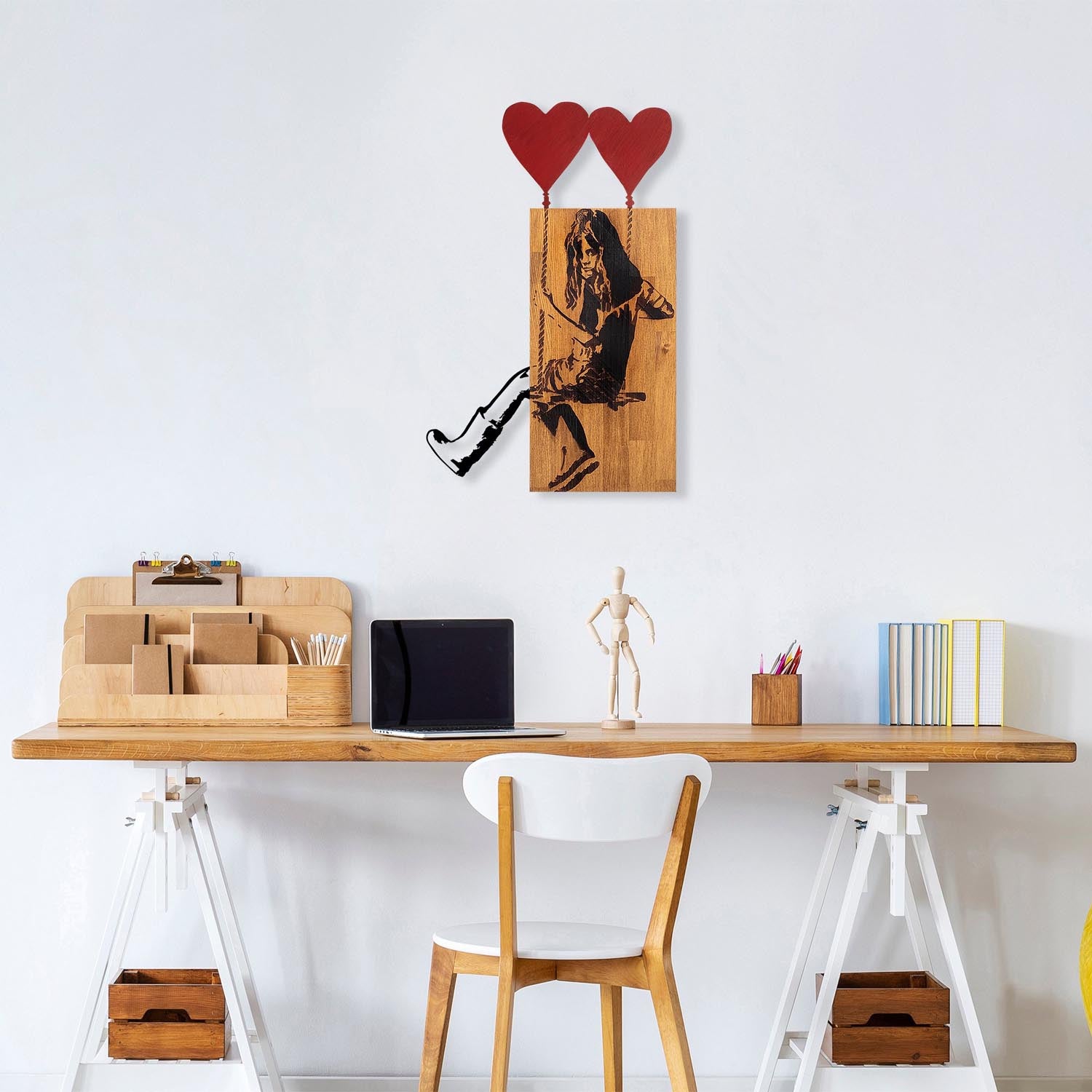Banksy - 18 in Walnuss Schwarz präsentiert im Onlineshop von KAQTU Design AG. Wanddeko ist von Wallity