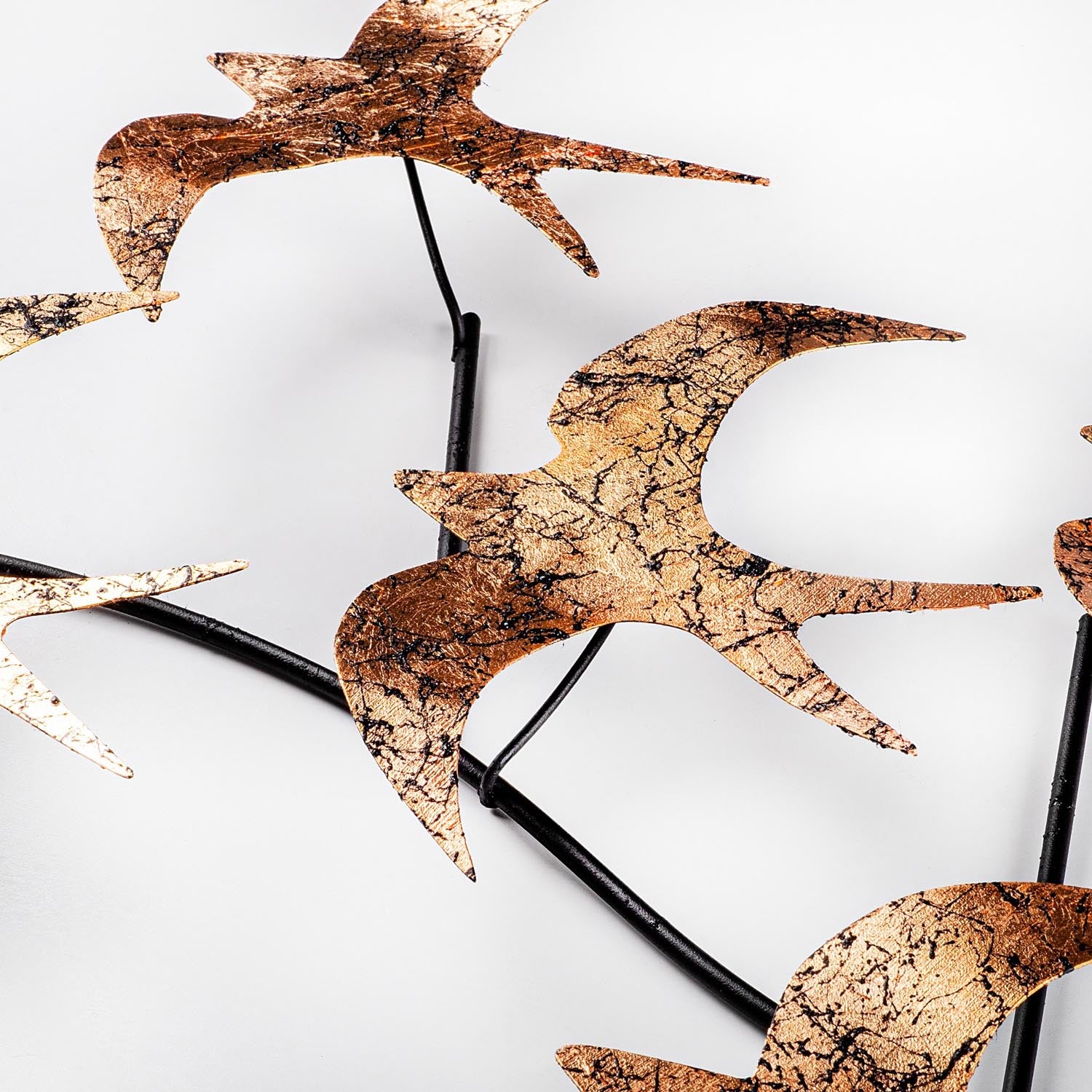 Flying Birds 3 in Mehrfarbig präsentiert im Onlineshop von KAQTU Design AG. Wanddeko ist von Wallity