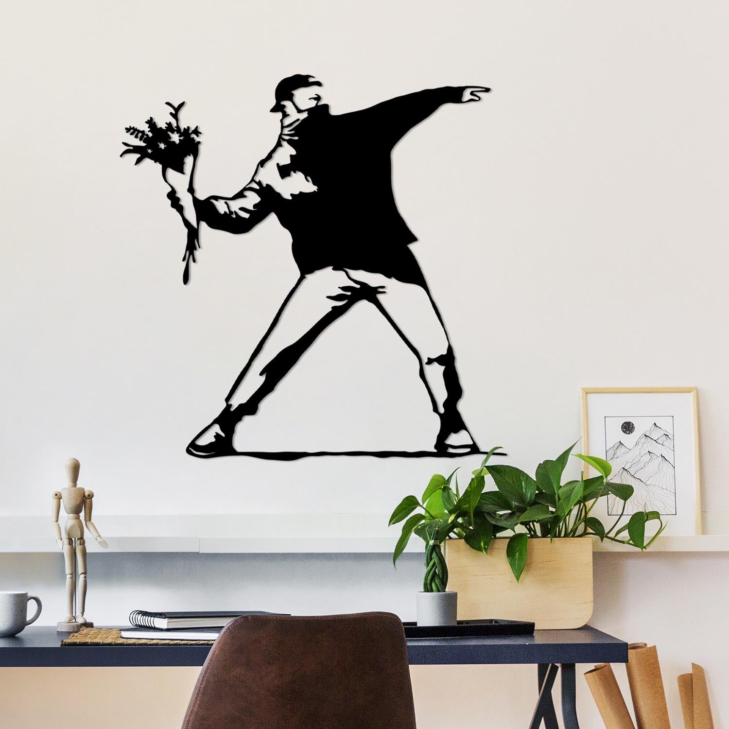 Banksy Metal 01 in Schwarz präsentiert im Onlineshop von KAQTU Design AG. Wanddeko ist von Wallity