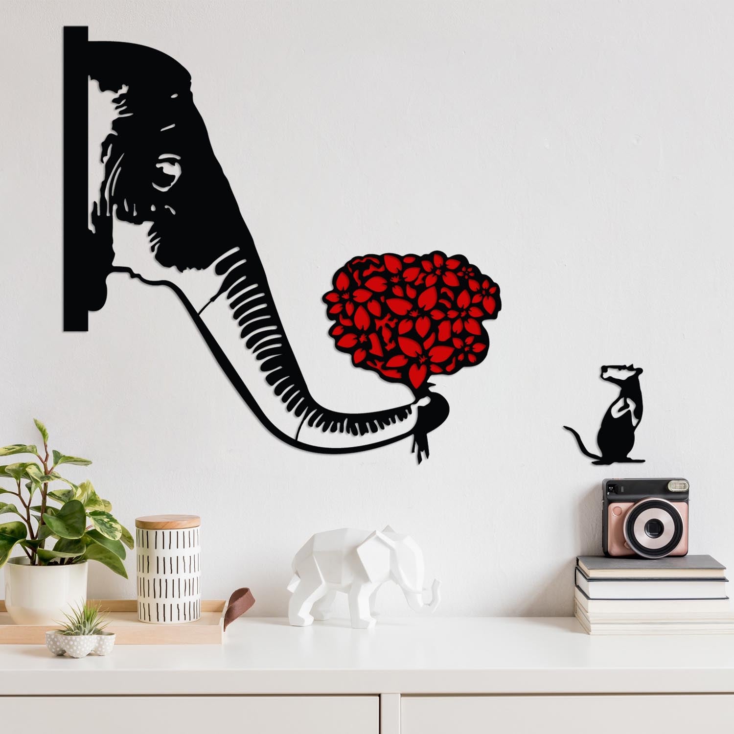 Banksy Metal 04 in Schwarz Rot präsentiert im Onlineshop von KAQTU Design AG. Wanddeko ist von Wallity