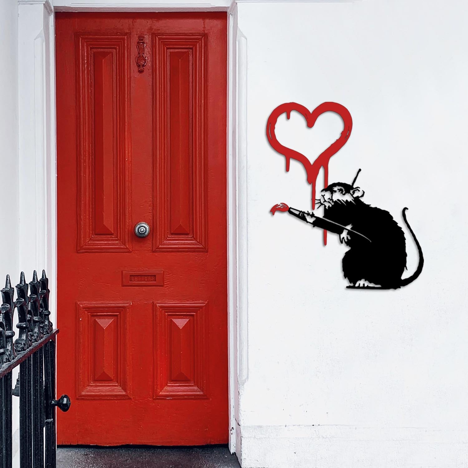 Banksy Metal 08 in Weiss präsentiert im Onlineshop von KAQTU Design AG. Wanddeko ist von Wallity