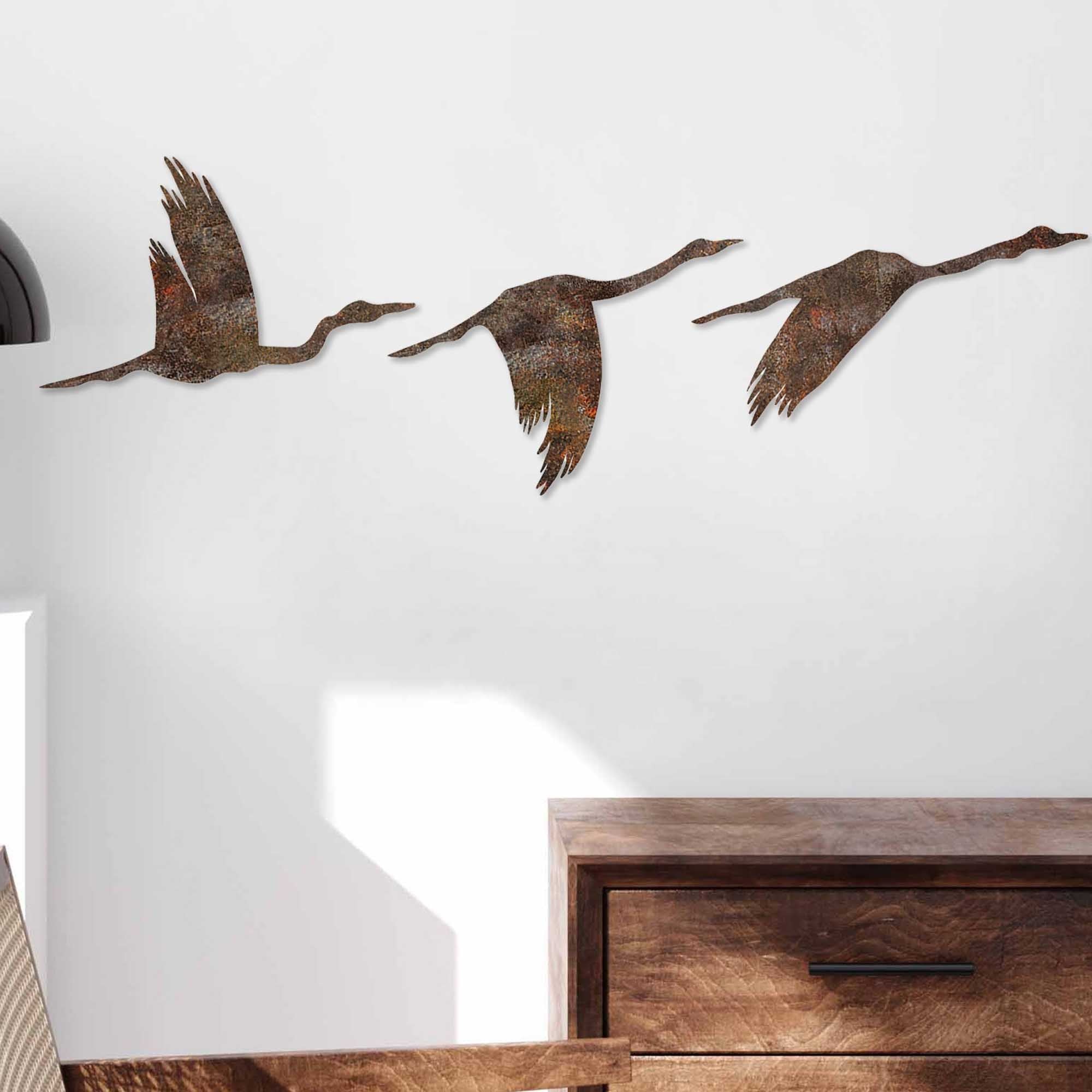 Rusty Birds 1 in Antiquation präsentiert im Onlineshop von KAQTU Design AG. Wanddeko ist von Wallity