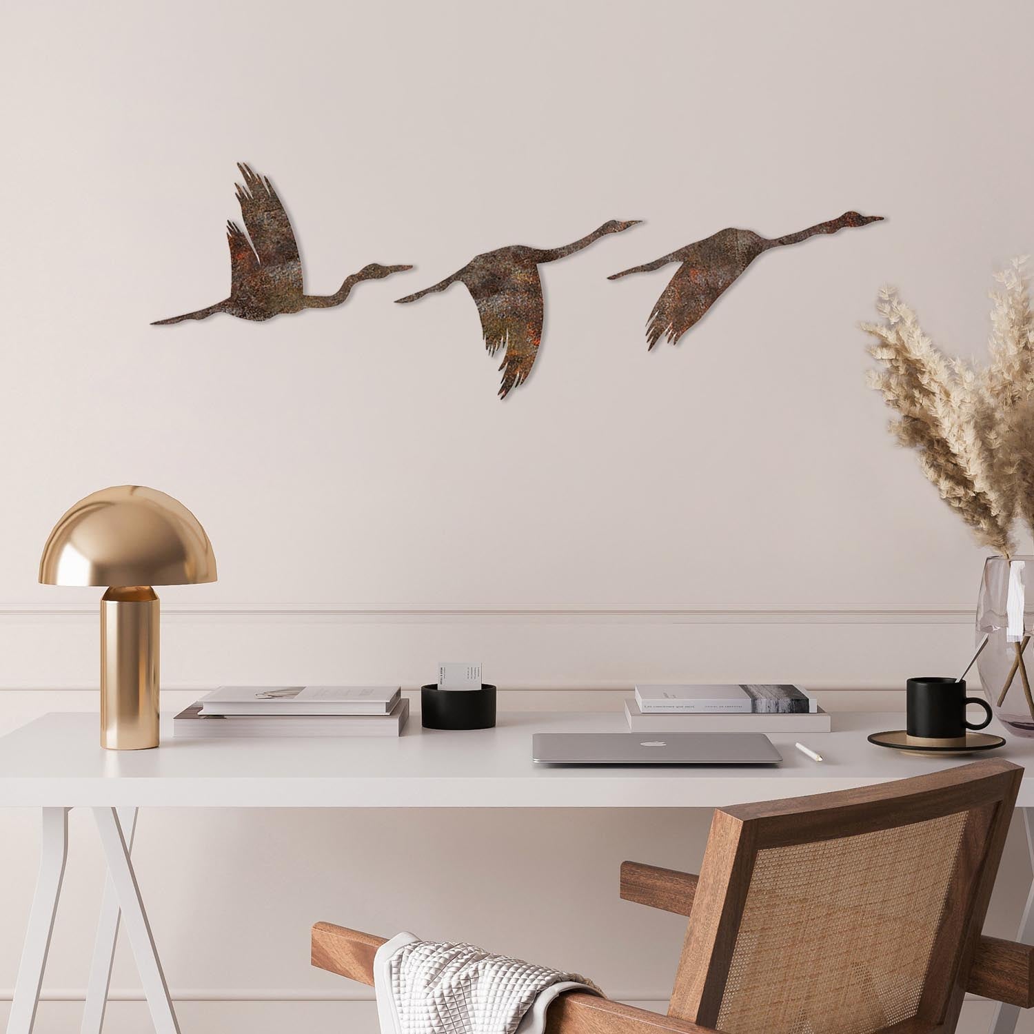 Rusty Birds 1 in Antiquation präsentiert im Onlineshop von KAQTU Design AG. Wanddeko ist von Wallity