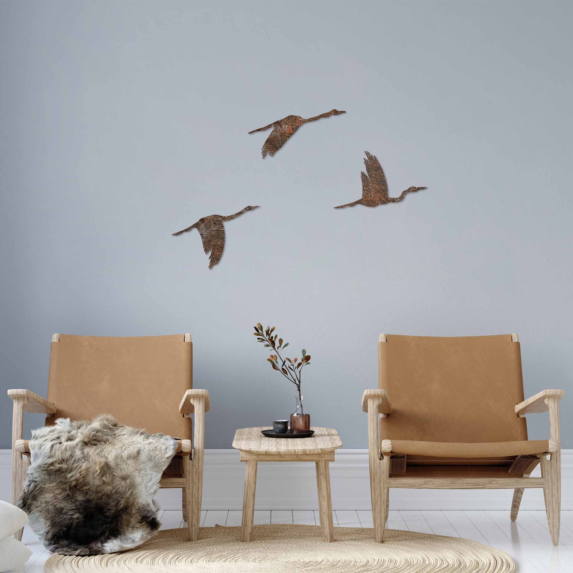 Rusty Birds 1 in Antiquation präsentiert im Onlineshop von KAQTU Design AG. Wanddeko ist von Wallity