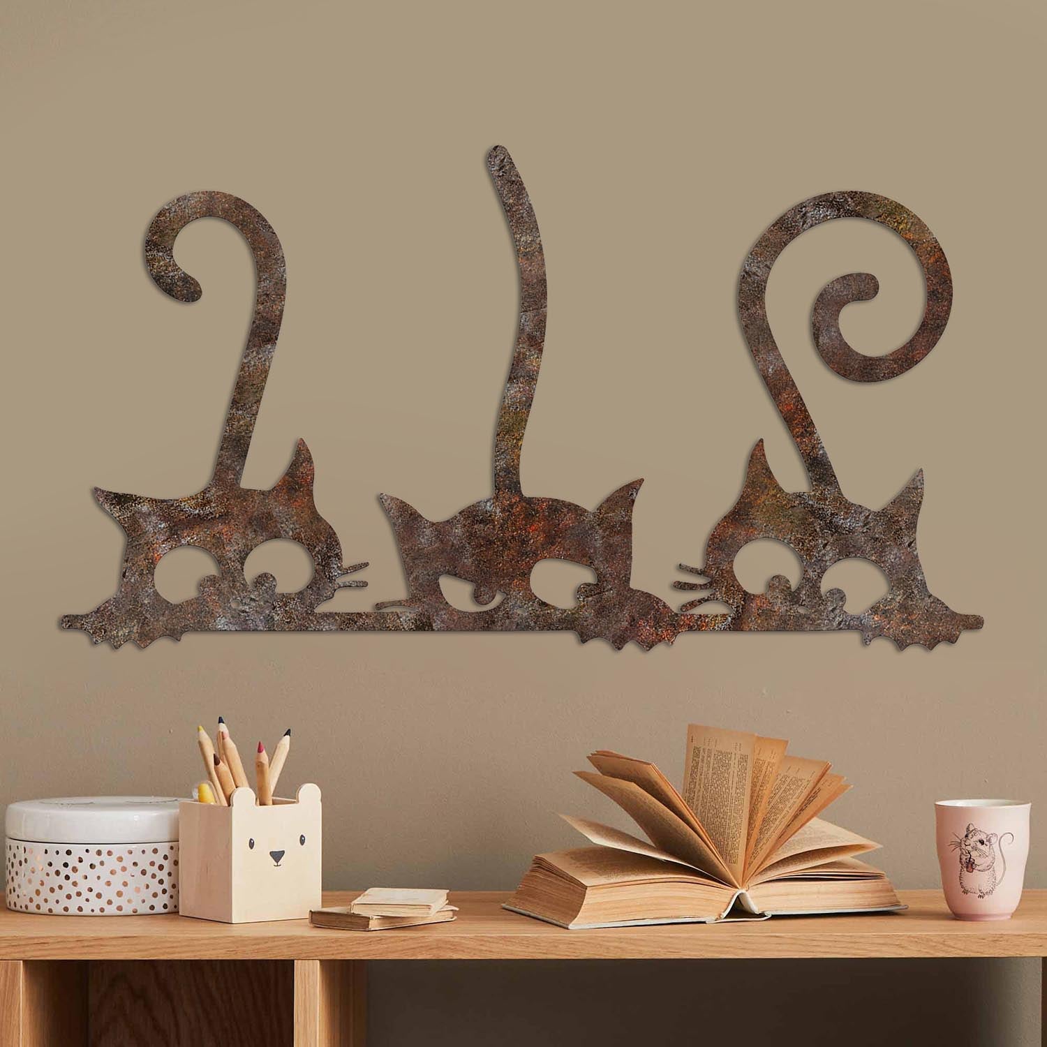 Rusty Cats 1 in Antiquation präsentiert im Onlineshop von KAQTU Design AG. Wanddeko ist von Wallity