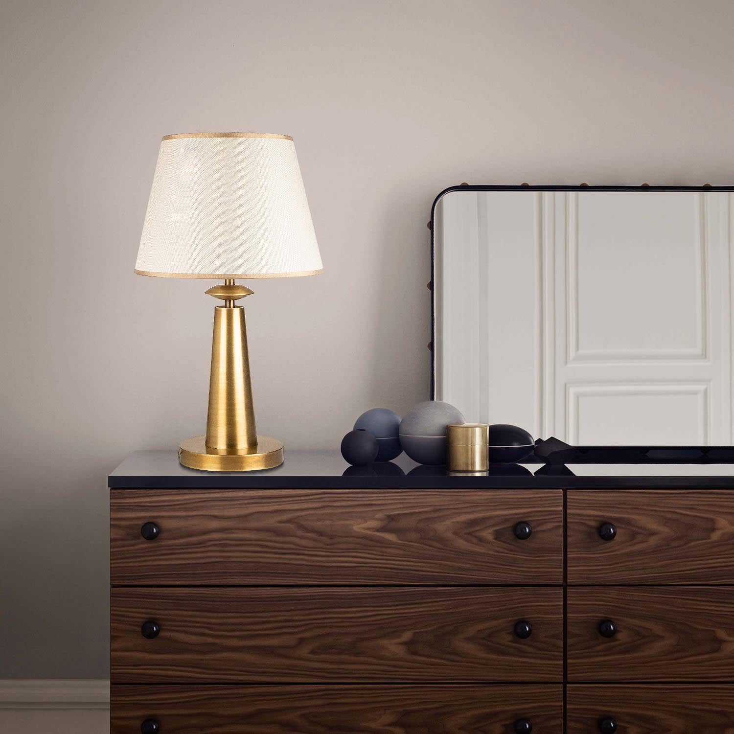 Pardo - 3041 in Antik präsentiert im Onlineshop von KAQTU Design AG. Tischleuchte ist von Opviq
