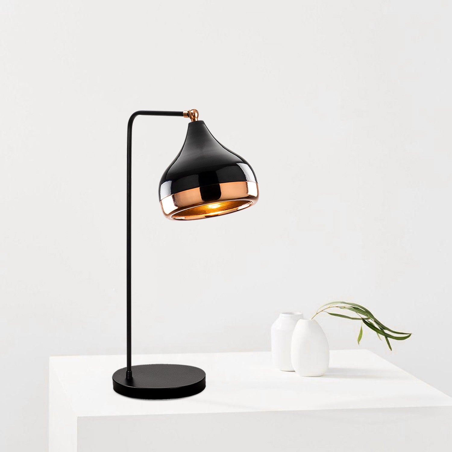 Yıldo - 6896 in Schwarz
 Kupfer präsentiert im Onlineshop von KAQTU Design AG. Tischleuchte ist von Opviq