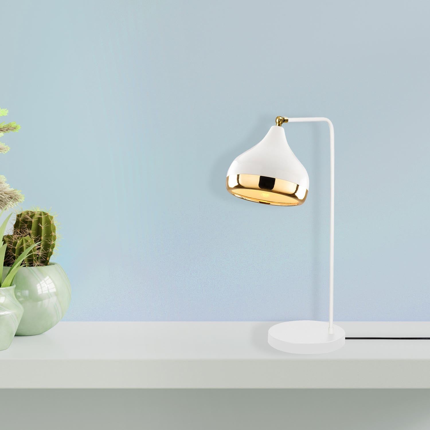 Yıldo - 6897 in Weisses Gold präsentiert im Onlineshop von KAQTU Design AG. Tischleuchte ist von Opviq