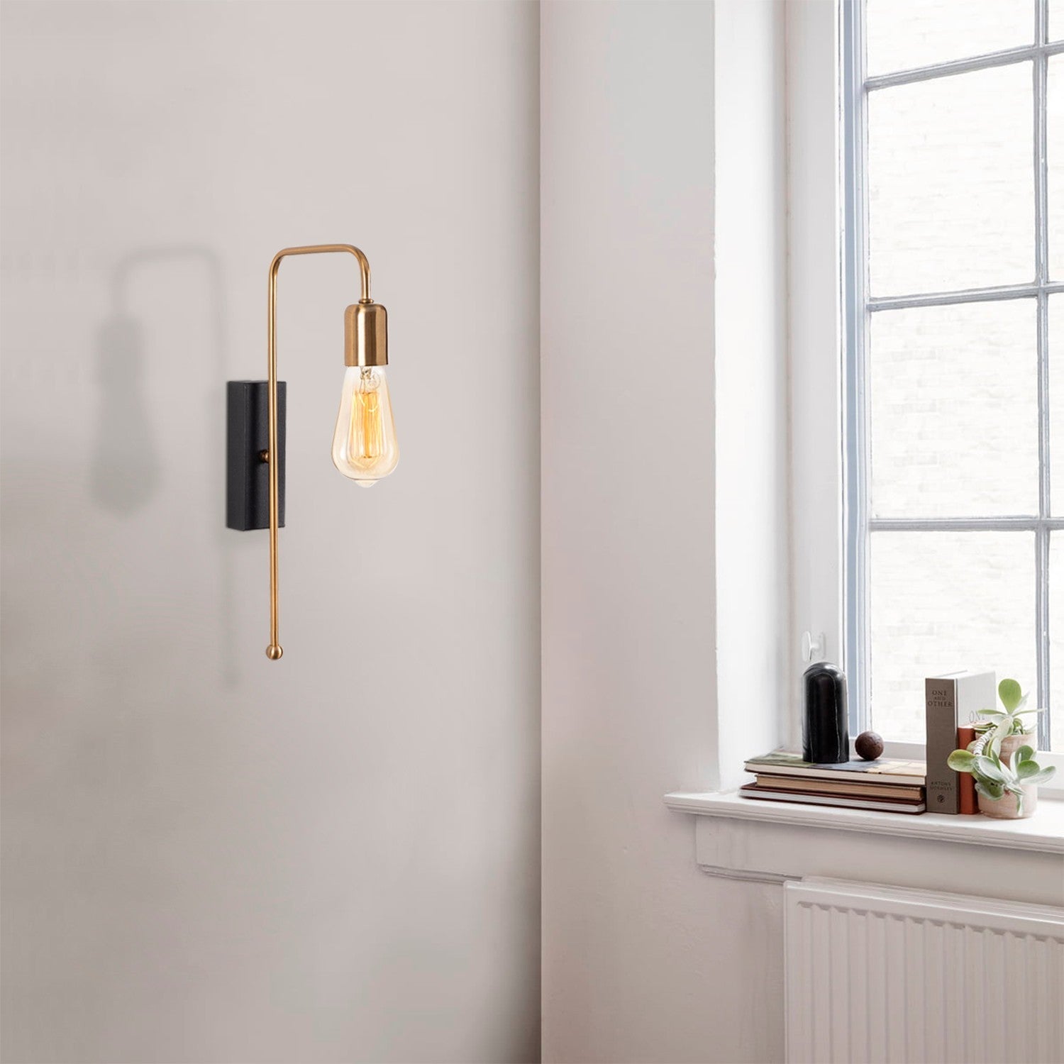 Mum - 3501 in Gold
 Schwarz präsentiert im Onlineshop von KAQTU Design AG. Wandleuchte ist von Opviq