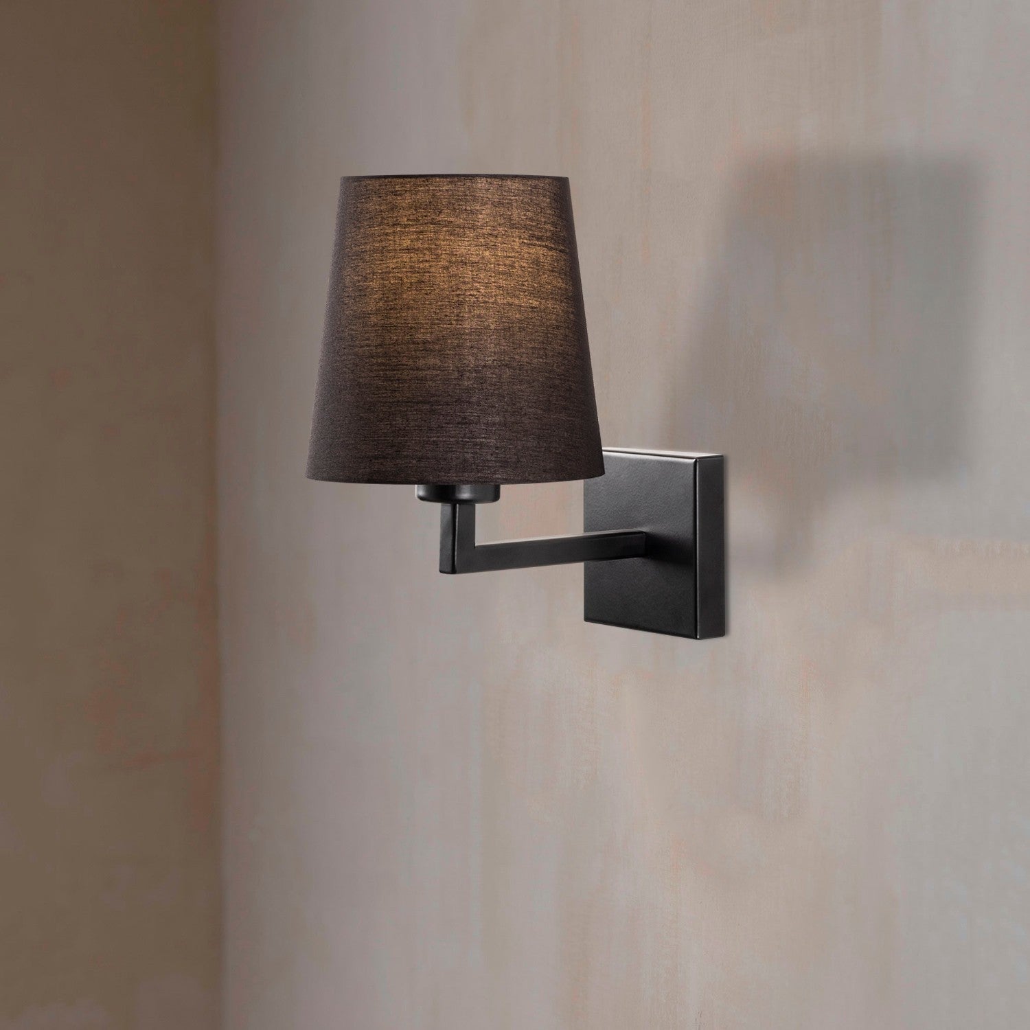 Profil - 4658 in Schwarz präsentiert im Onlineshop von KAQTU Design AG. Wandleuchte ist von Opviq