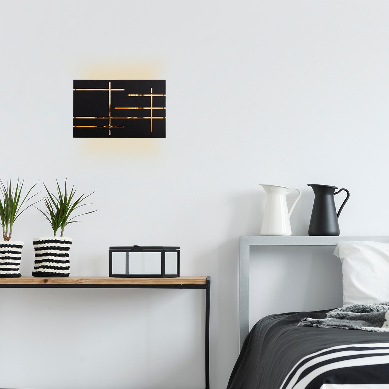 622 - A in Schwarz präsentiert im Onlineshop von KAQTU Design AG. Wandleuchte ist von Opviq