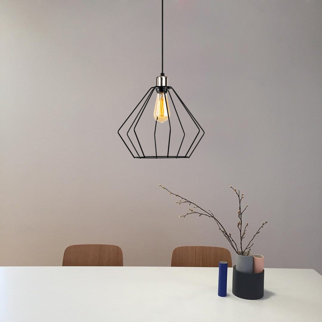 Maden - 4516 in Schwarz präsentiert im Onlineshop von KAQTU Design AG. Pendelleuchte ist von Opviq