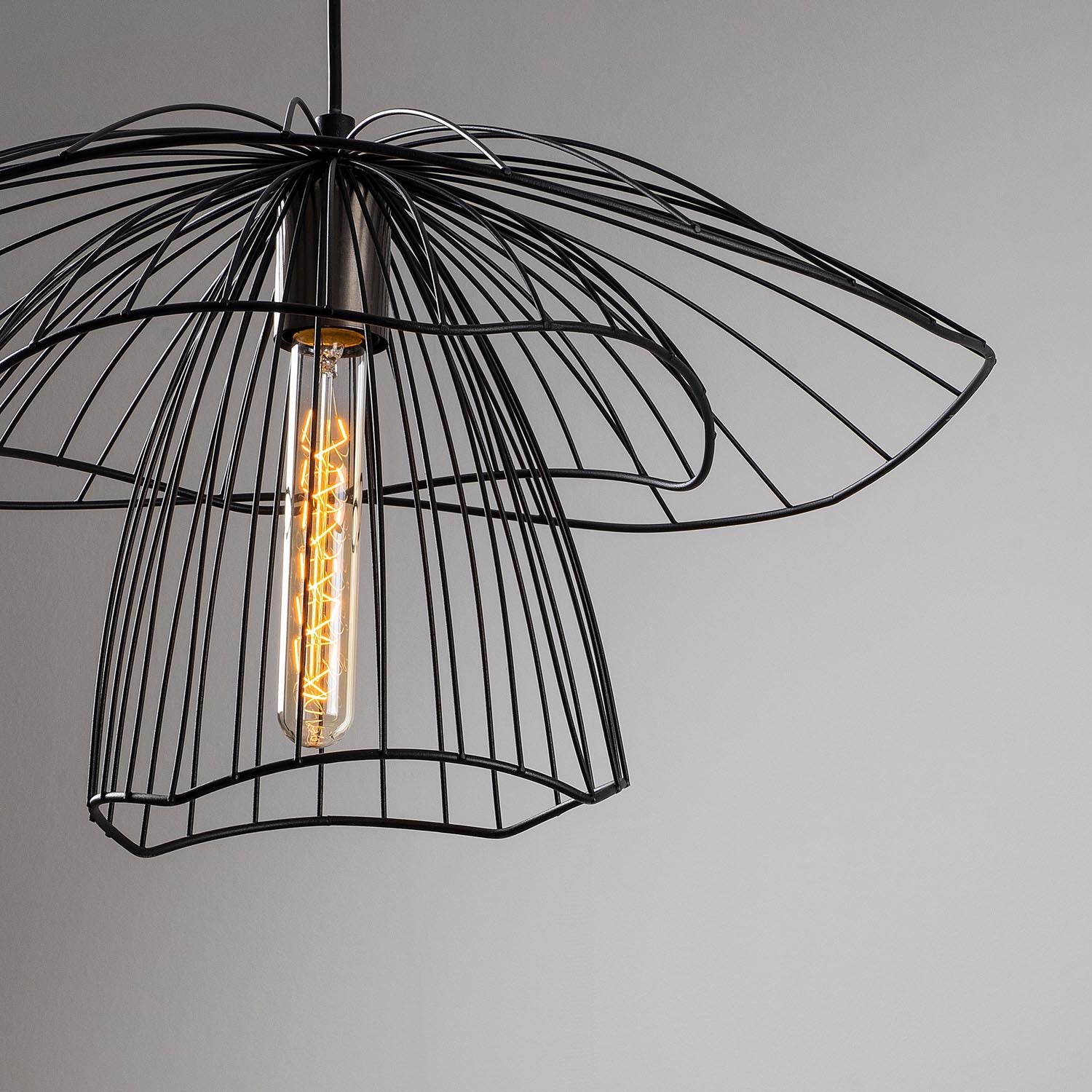 Tel - 6504 in Schwarz präsentiert im Onlineshop von KAQTU Design AG. Pendelleuchte ist von Opviq
