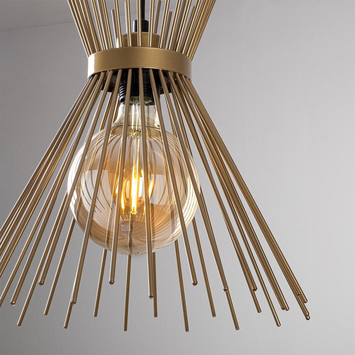 Kirpi Pendellampe - Schwarz in Schwarz präsentiert im Onlineshop von KAQTU Design AG. Pendelleuchte ist von Opviq