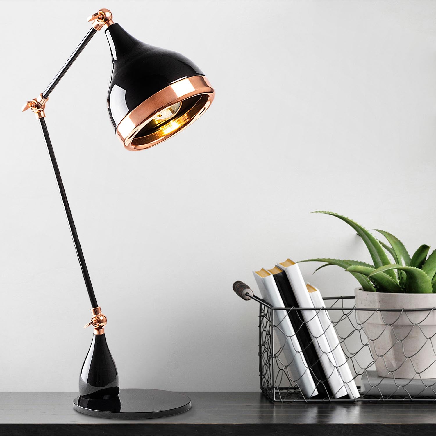 Yıldo - 7015 in Schwarz
 Kupfer präsentiert im Onlineshop von KAQTU Design AG. Tischleuchte ist von Opviq