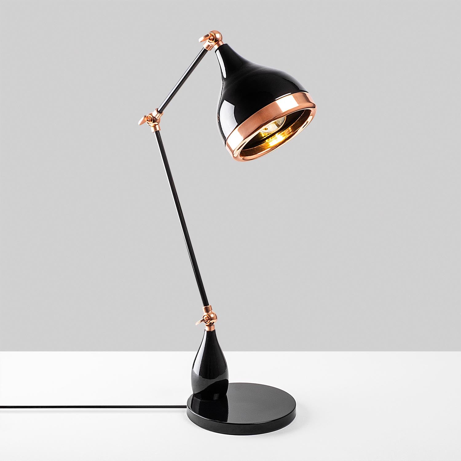 Yıldo - 7015 in Schwarz
 Kupfer präsentiert im Onlineshop von KAQTU Design AG. Tischleuchte ist von Opviq