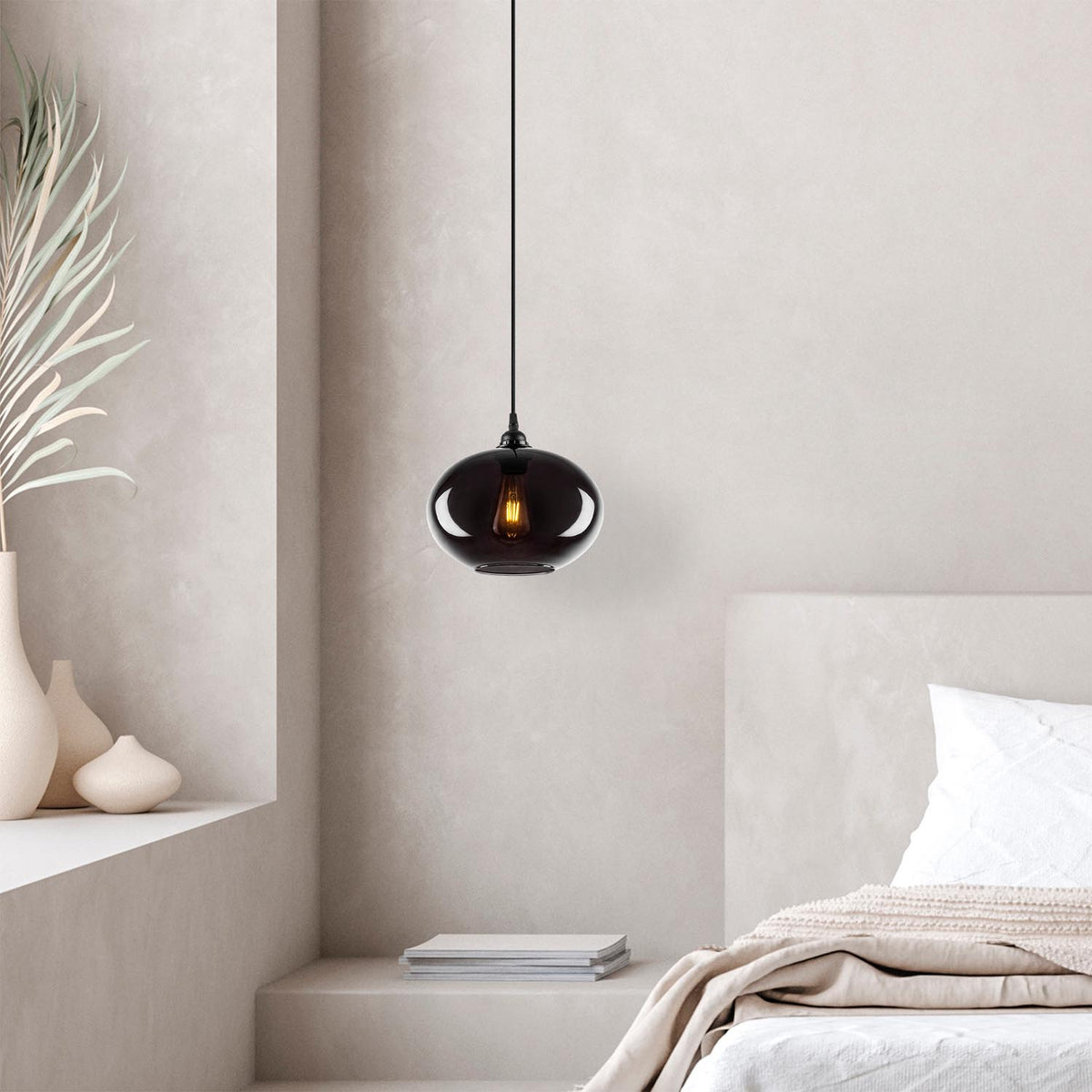 Smoked Pendellampe - Rauch in Rauch präsentiert im Onlineshop von KAQTU Design AG. Pendelleuchte ist von Opviq