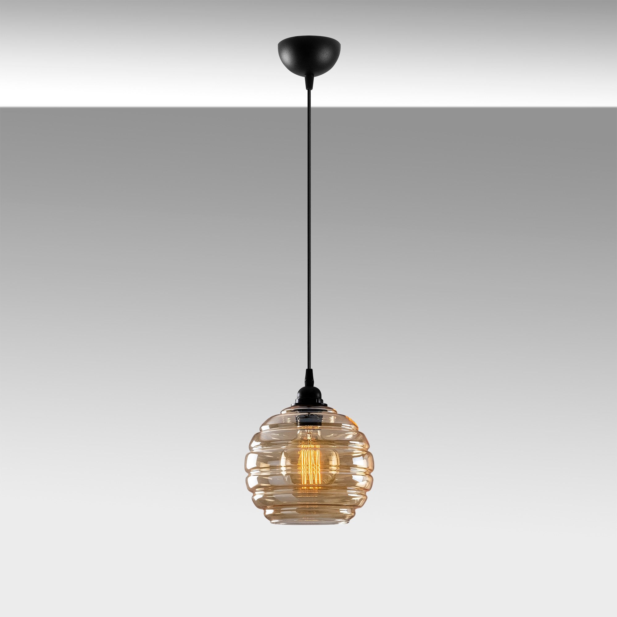 Gold - 010 in Gold
 Schwarz präsentiert im Onlineshop von KAQTU Design AG. Pendelleuchte ist von Opviq