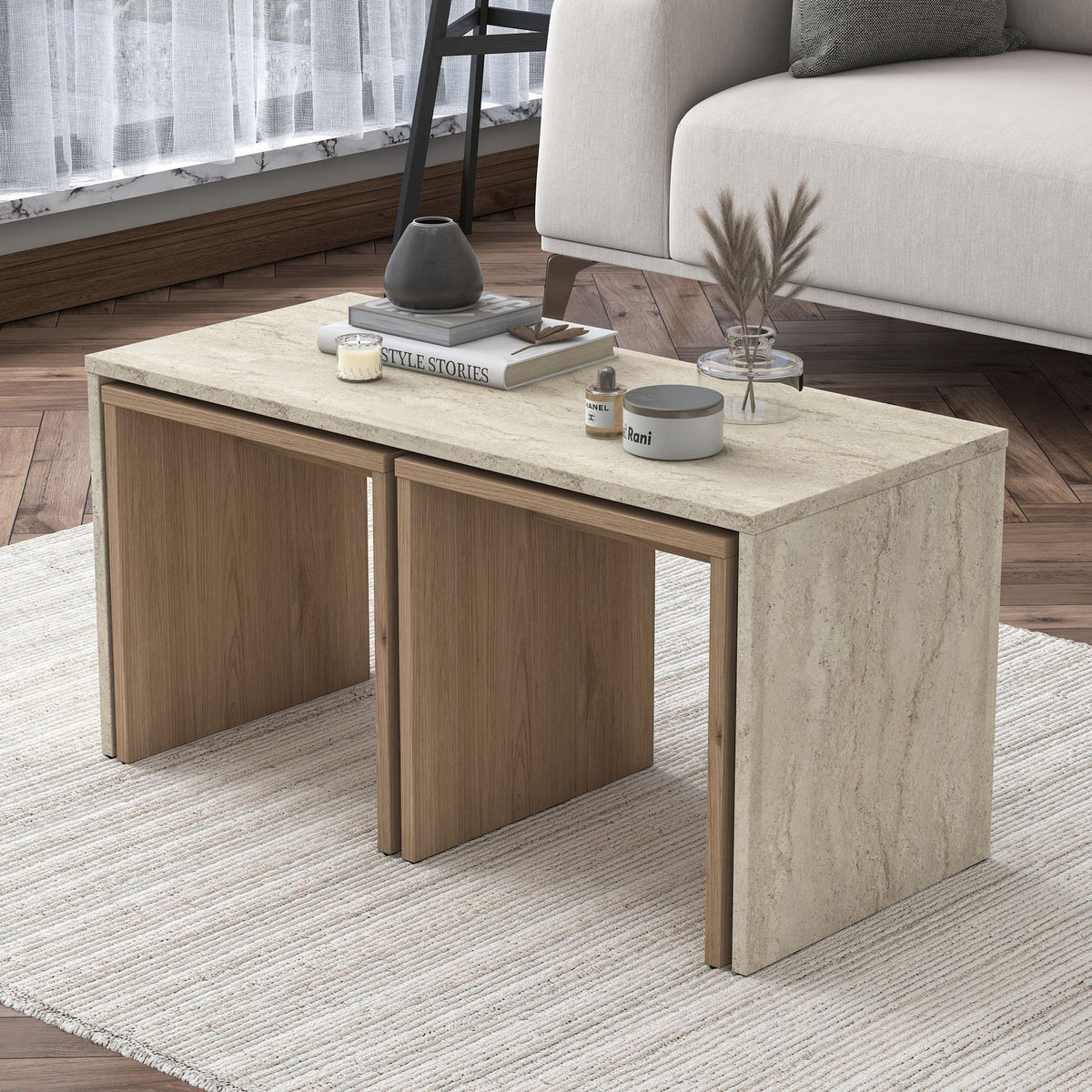 Dreiteiliges Couchtisch-Set in Travertin-Optik von Hanah Home, bestehend aus einem grossen Tisch und zwei kleineren Beistelltischen aus melaminbeschichteter Spanplatte.