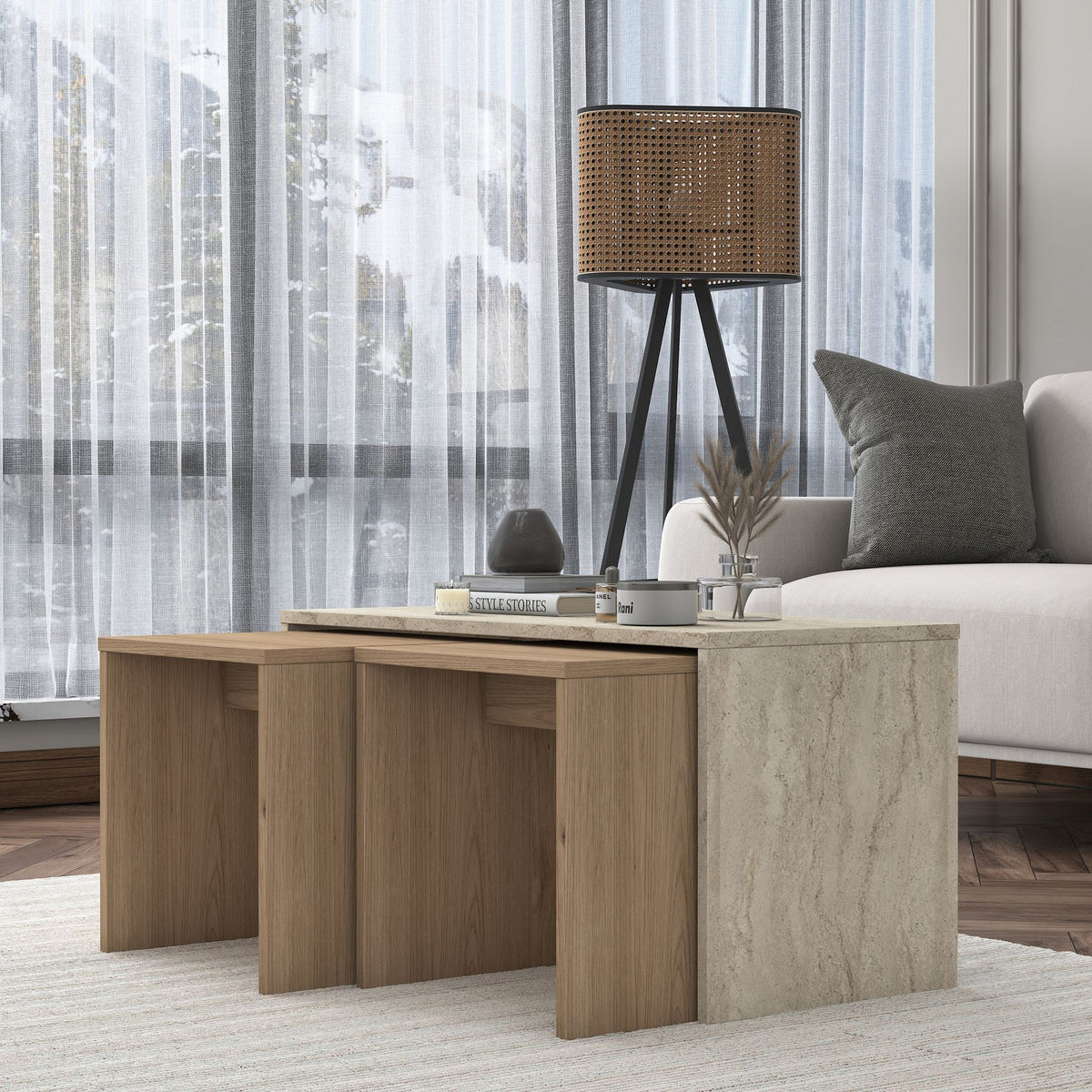 Dreiteiliges Couchtisch-Set in Travertin-Optik von Hanah Home, bestehend aus einem grossen Tisch und zwei kleineren Beistelltischen aus melaminbeschichteter Spanplatte.