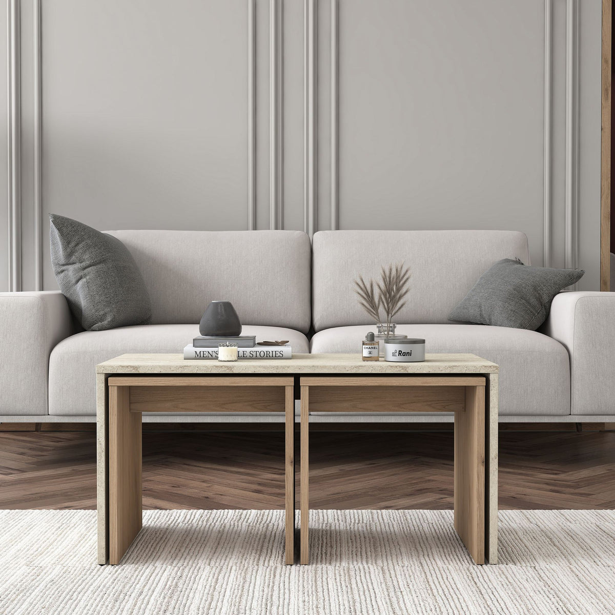 Dreiteiliges Couchtisch-Set in Travertin-Optik von Hanah Home, bestehend aus einem grossen Tisch und zwei kleineren Beistelltischen aus melaminbeschichteter Spanplatte.
