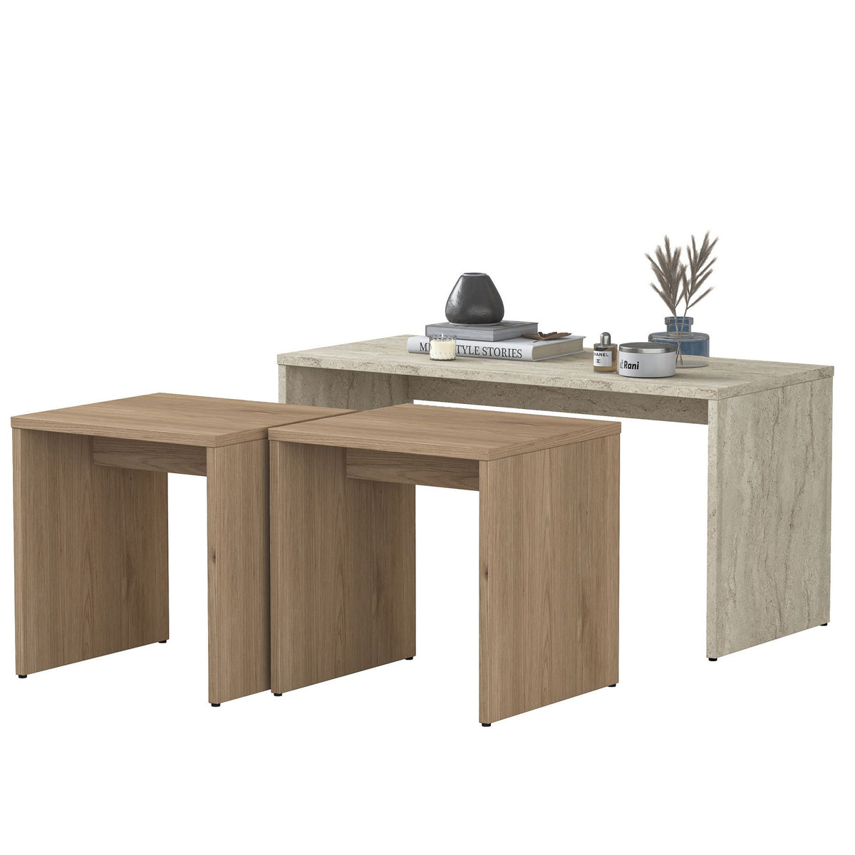 Dreiteiliges Couchtisch-Set in Travertin-Optik von Hanah Home, bestehend aus einem grossen Tisch und zwei kleineren Beistelltischen aus melaminbeschichteter Spanplatte.
